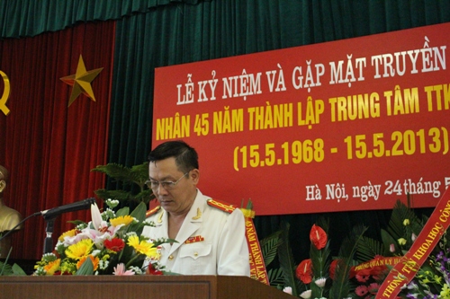 Đồng chí Đại tá Nguyễn Quang Thưởng, Giám đốc Trung tâm TTKH & TLGK phát biểu chào mừng các đại biểu về dự buổi lễ